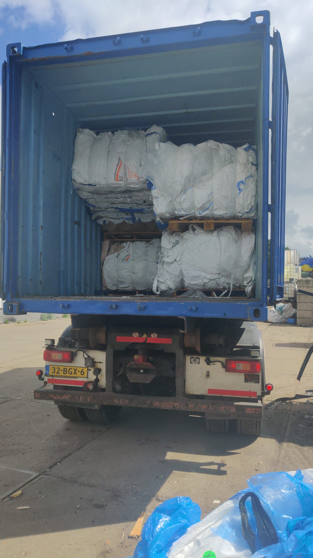 20 ft zeecontainer met balen bigbags